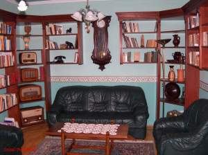 biblioteca incorporata ornamentata con fregi (asse ornamentale). Un`ideea per l`arredamento interiore
